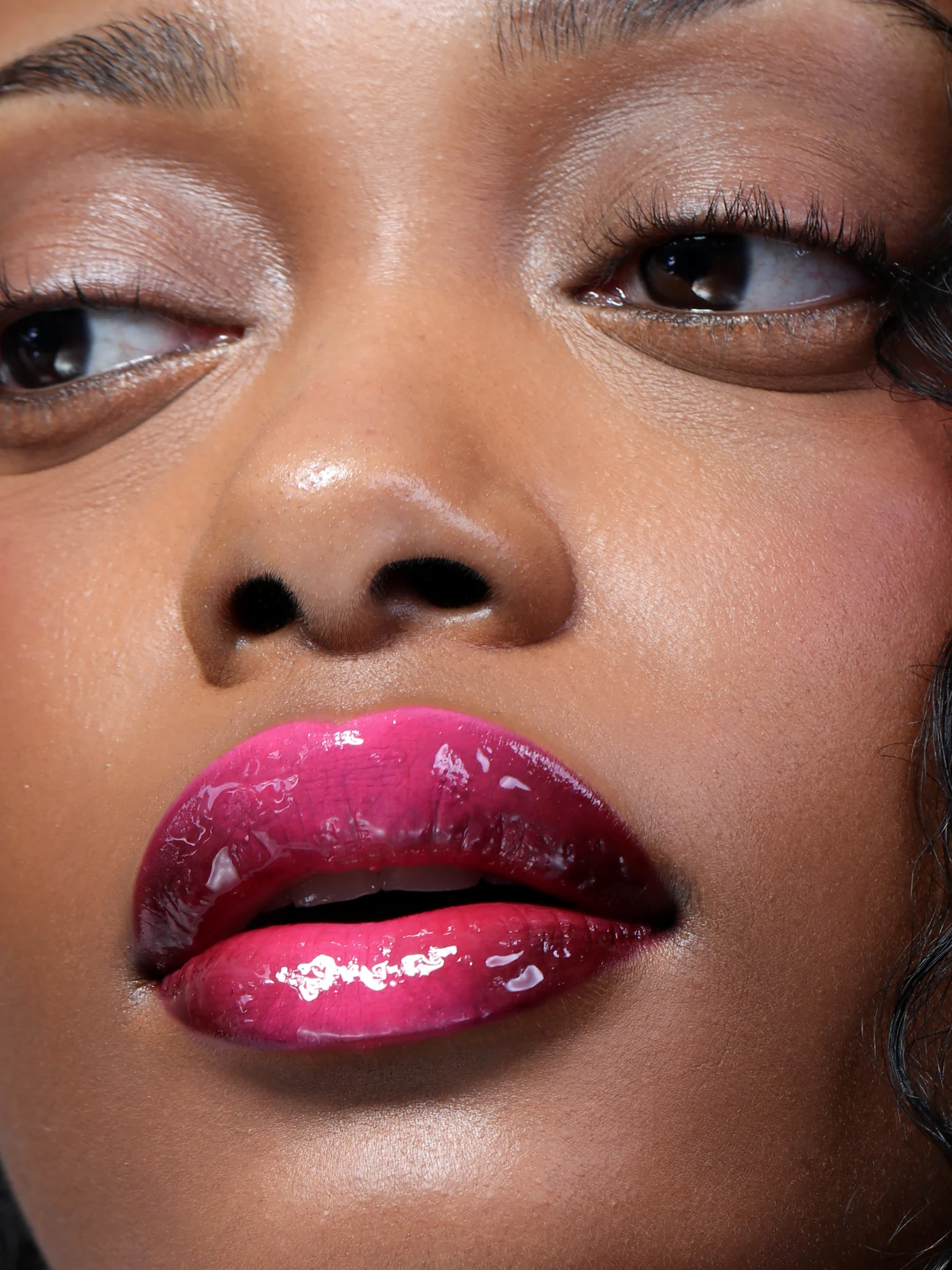 Gros plan maquillage beauté avec finition glossy, makeup artist Paris.