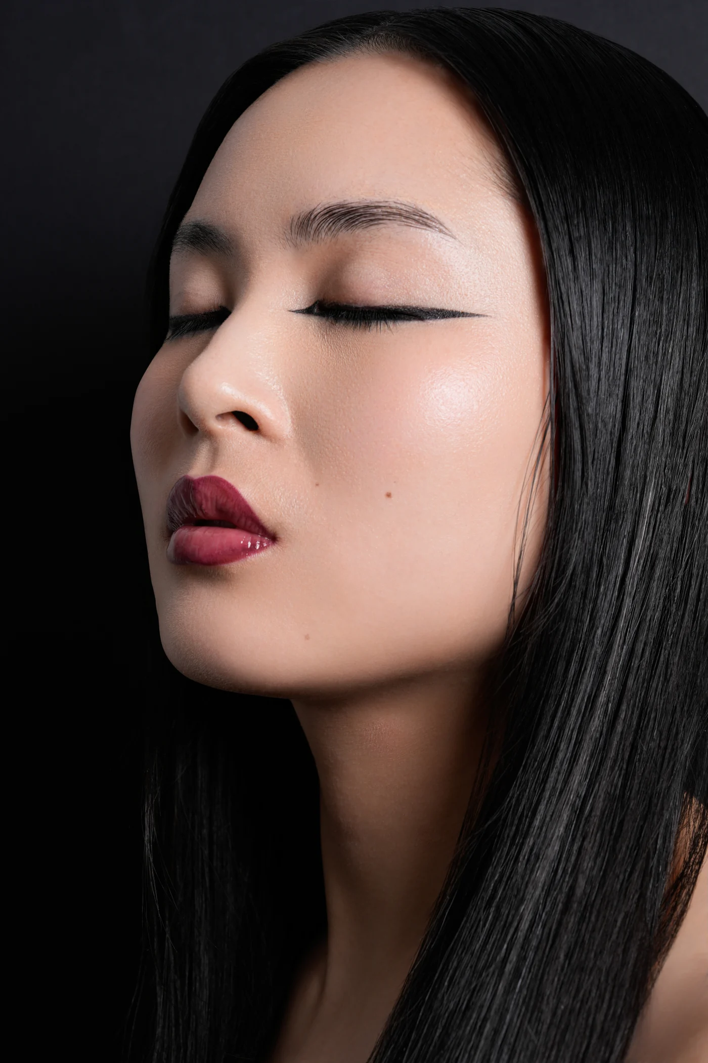 Maquillage beauté graphique pour un projet éditorial à Paris.