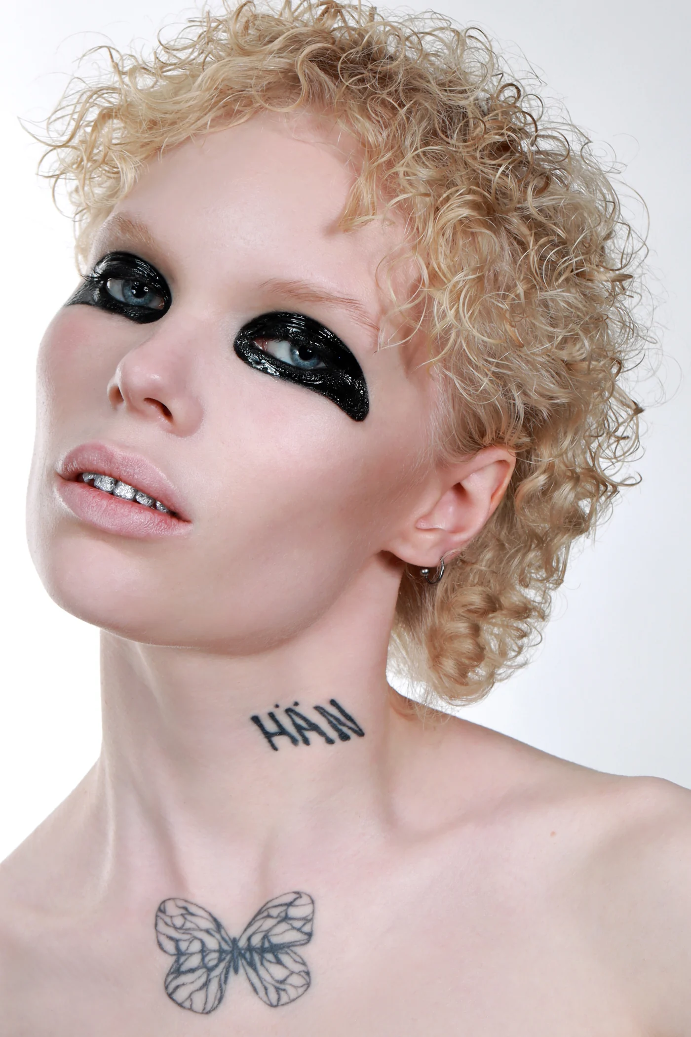 Maquillage éditorial graphique noir pour shooting mode.