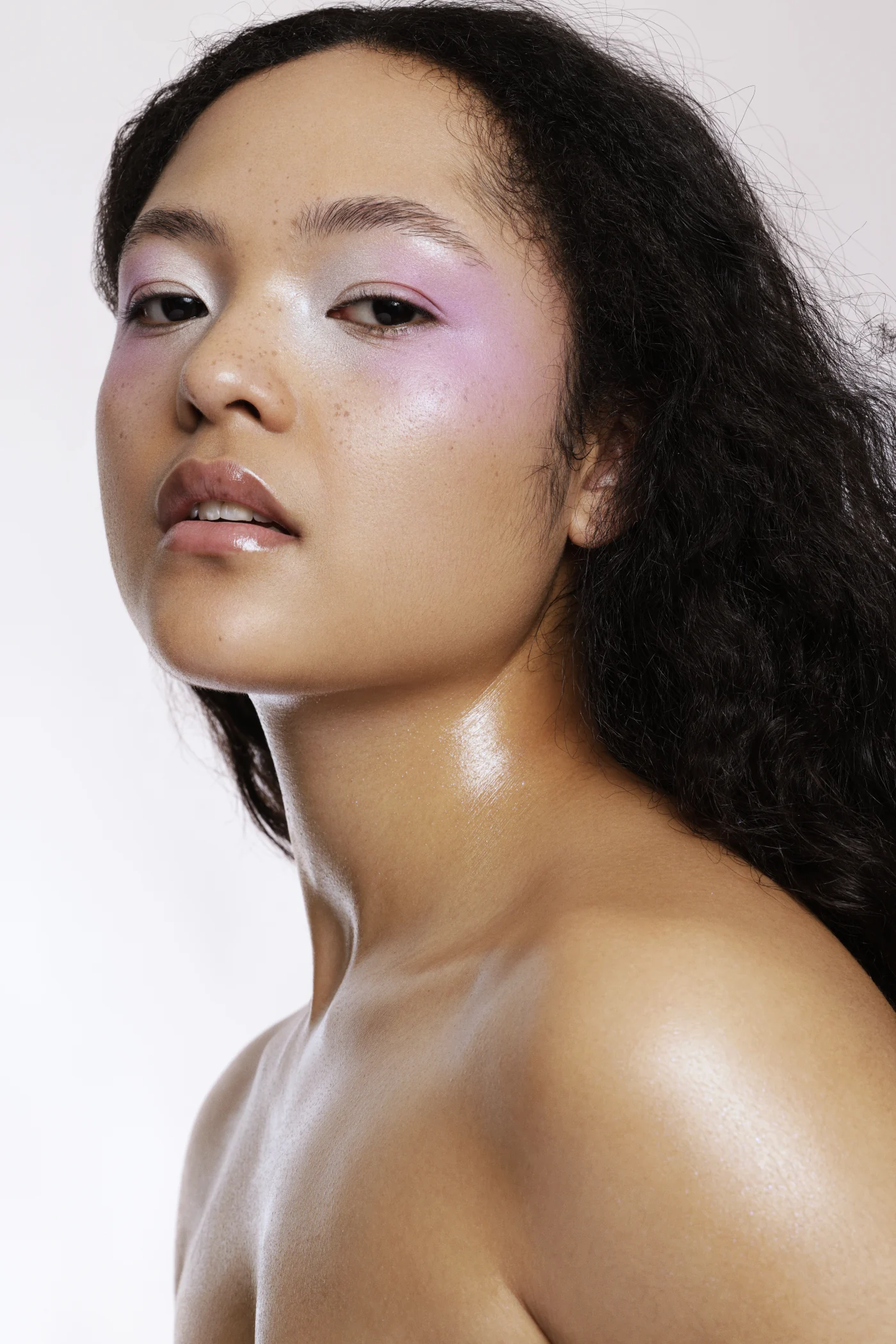 Portrait lumineux avec maquillage beauté sophistiqué.